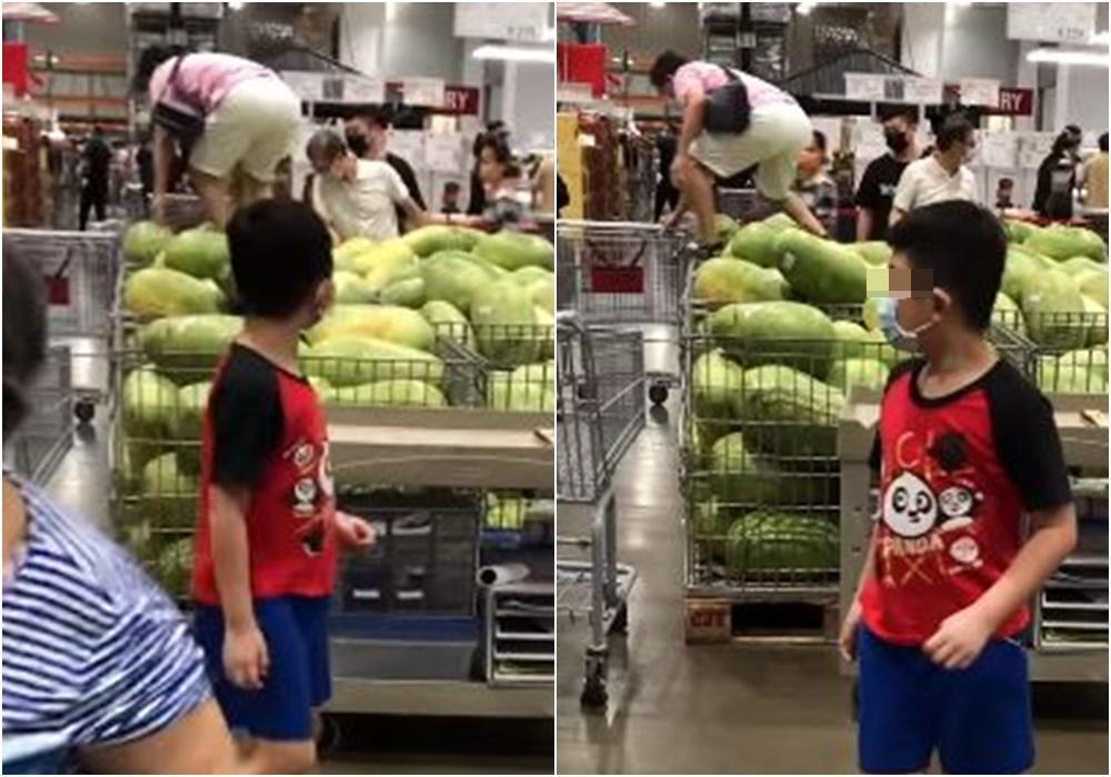 大媽為了挑水果,爬進西瓜堆裡,一旁違圍觀男童直接看傻眼。(翻攝臉書「爆廢公社二館」)