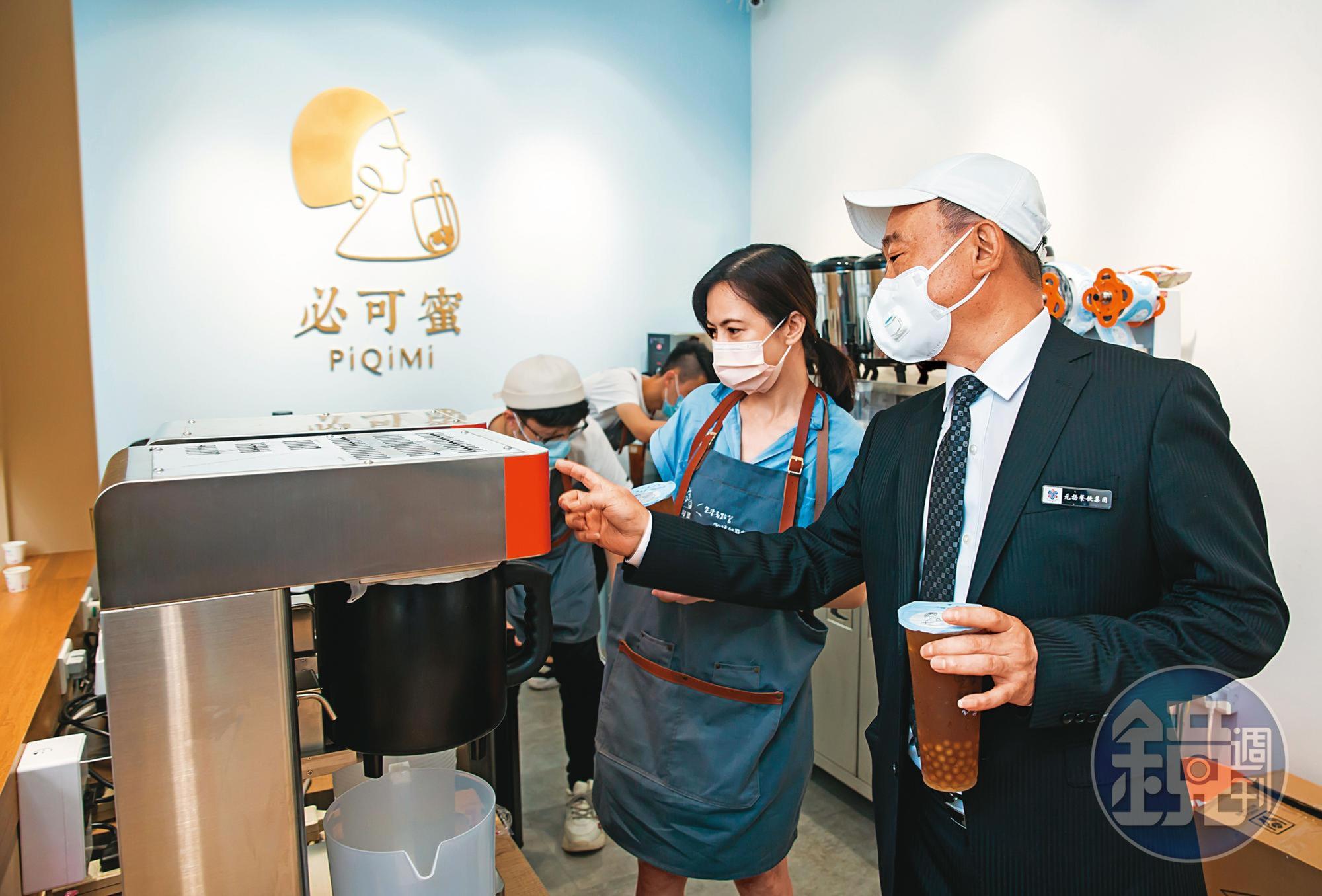 兩年前自創手搖飲品牌的藝人簡沛恩（右二），不只店內設備如果糖定量機、製冰機、蒸氣開水機等都出自元揚，若想研發新產品，也會請教蔡文鴻（右一）意見。