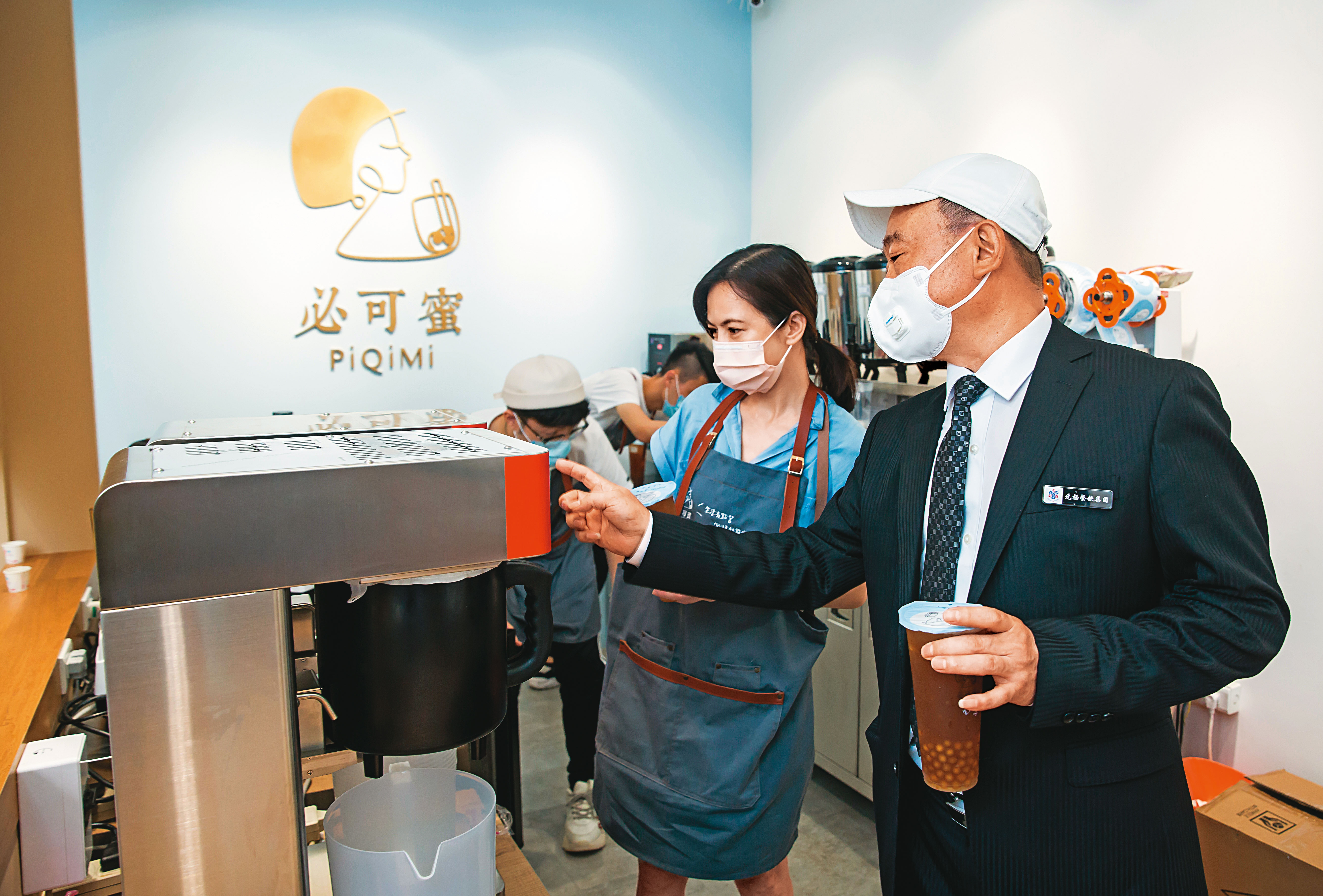 兩年前自創手搖飲品牌的藝人簡沛恩(右二),不只店內設備如果糖定量機、製冰機、蒸氣開水機等都出自元揚,若想研發新產品,也會請教蔡文鴻(右一)意見。