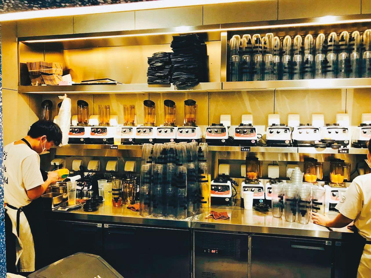 中國許多連鎖手搖飲品牌是元揚的客戶，吧檯內上下一字排開的漩茶機，十分壯觀。（元揚提供）