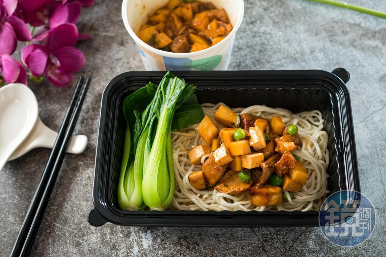 「八寶辣醬拌麵」肉醬炒得鹹甜微辣，還有豆瓣香氣，與麵條一起拌勻，相當夠味。（150元／份）