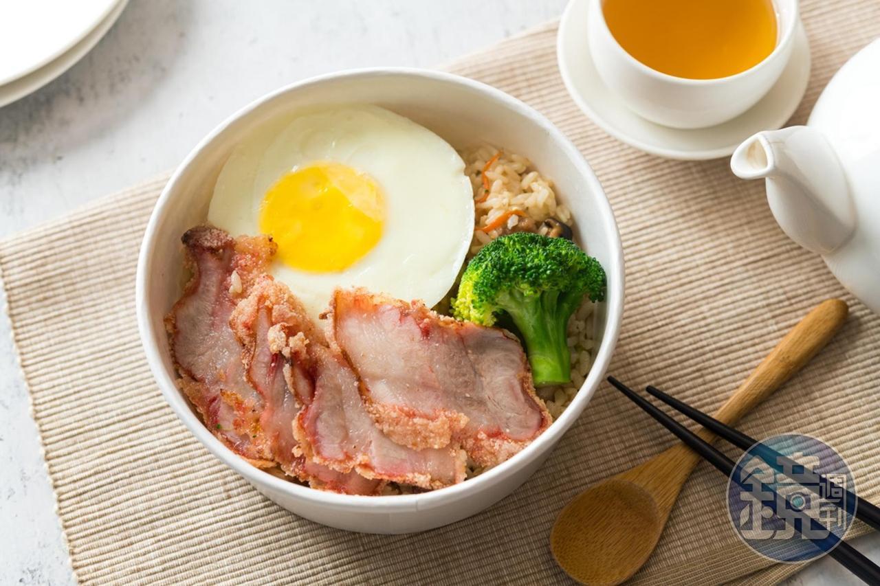 「紅糟肉高麗菜飯餐盒」肉片香酥不膩口，菜飯鹹香油潤，充滿古早味。 （130元／份，限平日午餐時段供應）