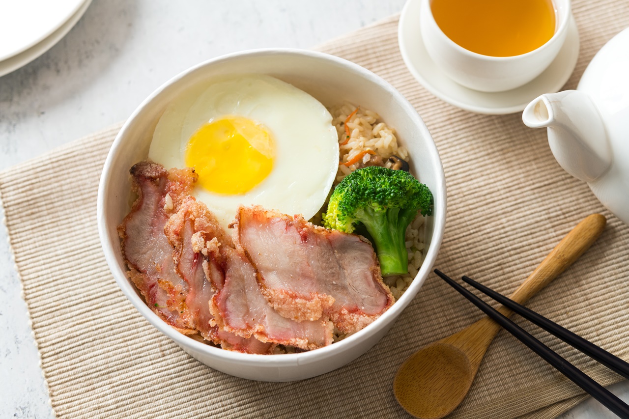 「紅糟肉高麗菜飯餐盒」肉片香酥不膩口，菜飯鹹香油潤，充滿古早味。 （130元／份，限平日午餐時段供應）