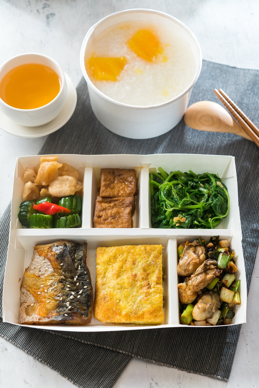 「地瓜粥餐盒」菜色豐富，有鹹鮮的鯖魚片、蔭豉蚵，以及煎得噴香的菜脯蛋、滷豆腐，與粥一起吃，特別開胃。（160元／份） 