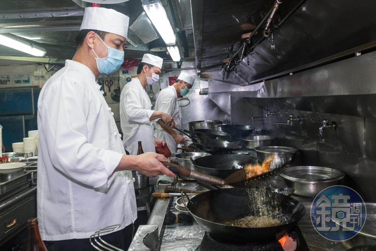 餐廳內場分工很細，蒸、煮、 炒、炸皆有專人負責。 