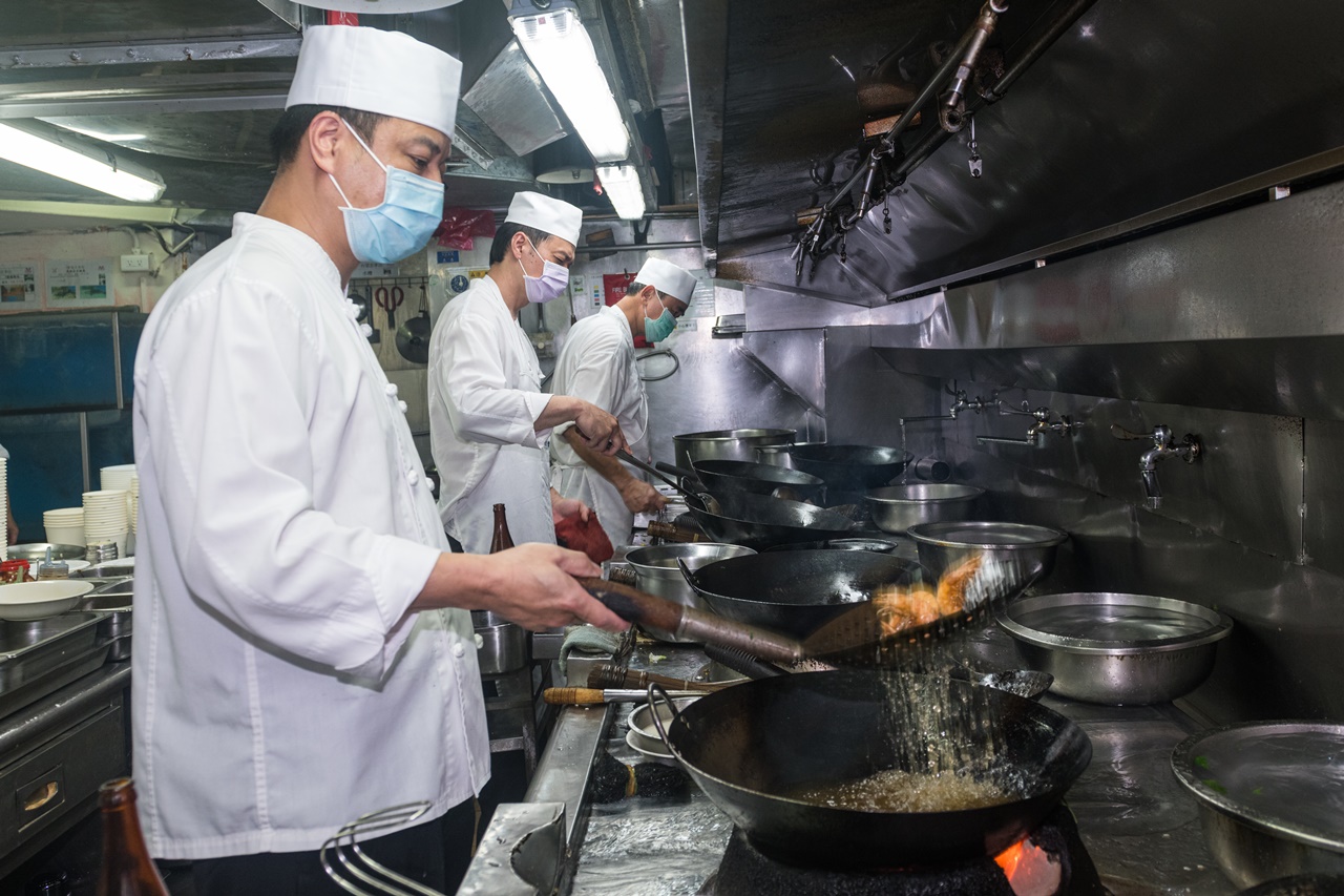 餐廳內場分工很細，蒸、煮、 炒、炸皆有專人負責。 