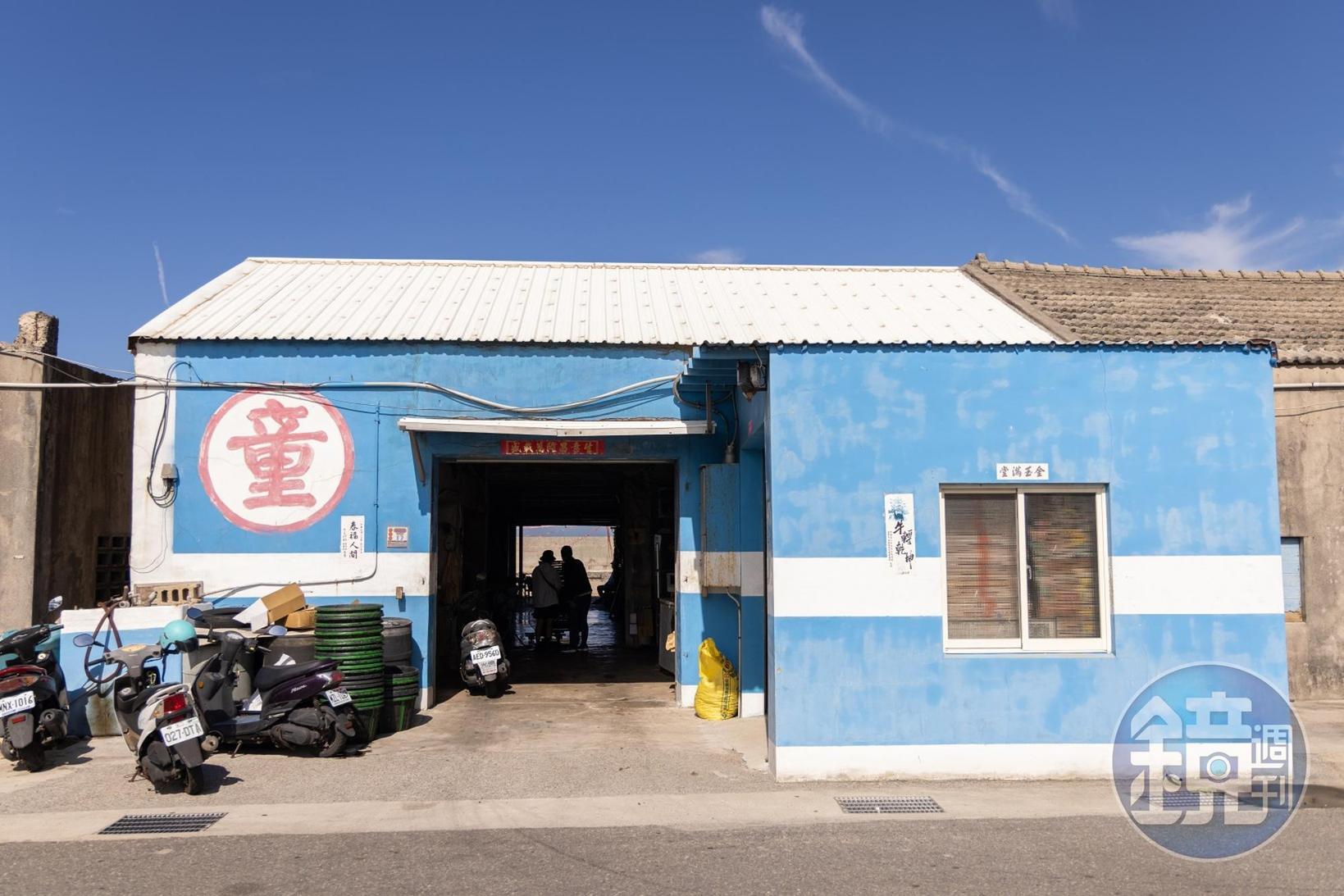 藍色矮房就是曬魚地,一般旅客不會進入。