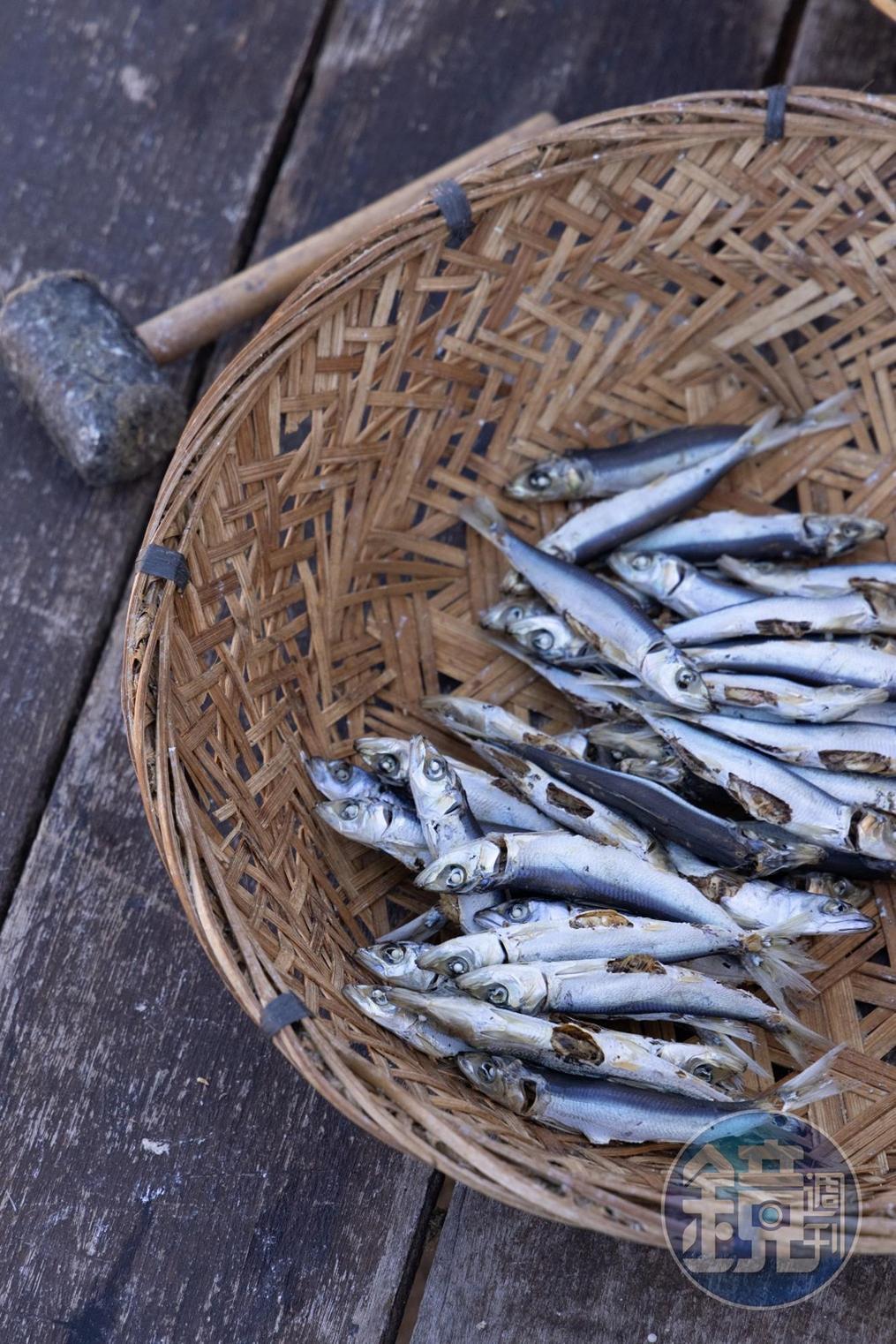 肚子破掉的魚,賣相不好,會將其敲碎。