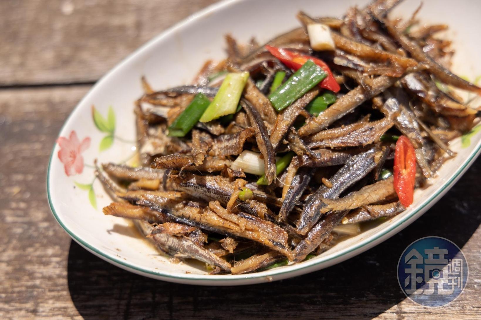 炒魚乾肉,是當地人的下酒小菜,非常好吃。