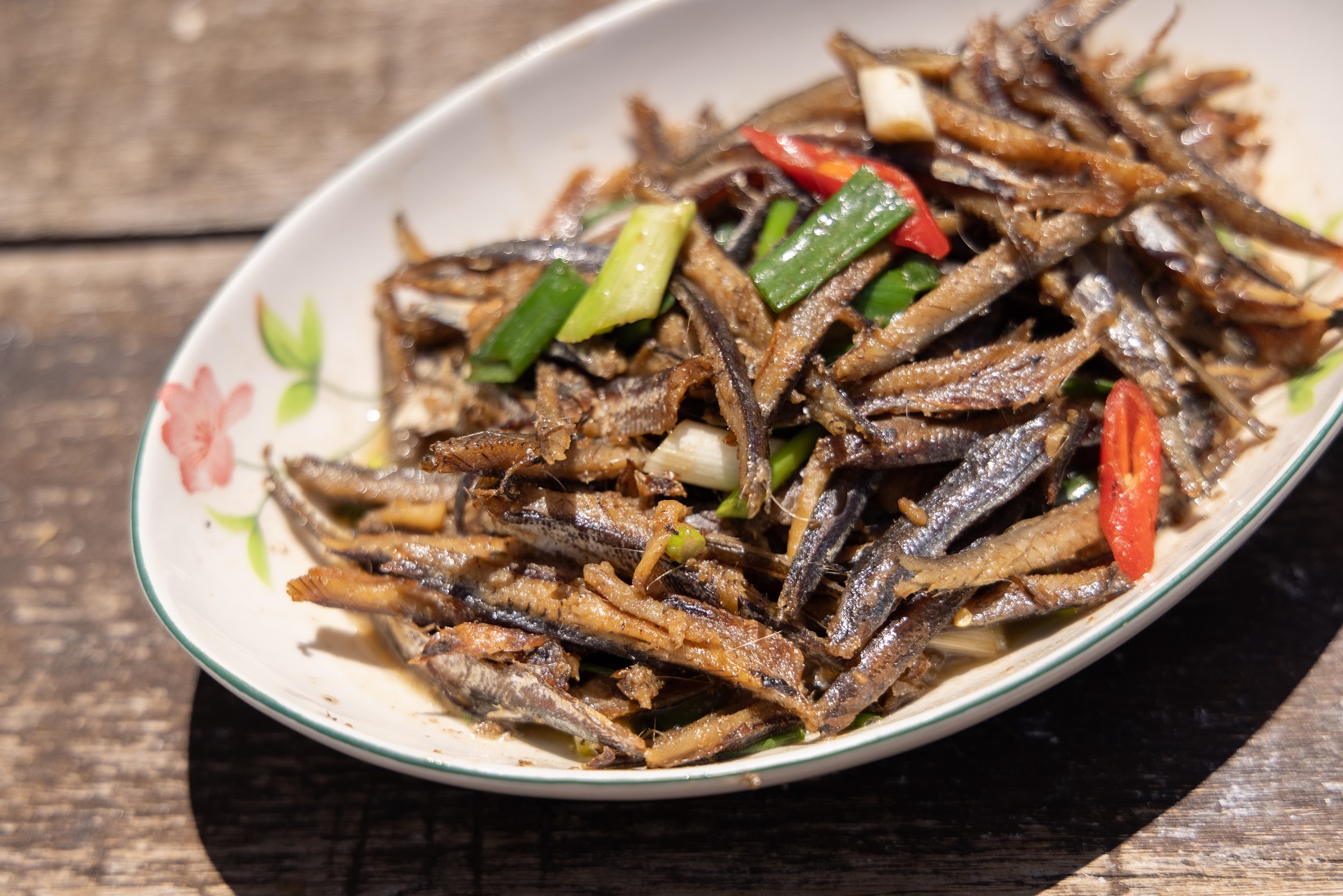 炒魚乾肉,是當地人的下酒小菜,非常好吃。