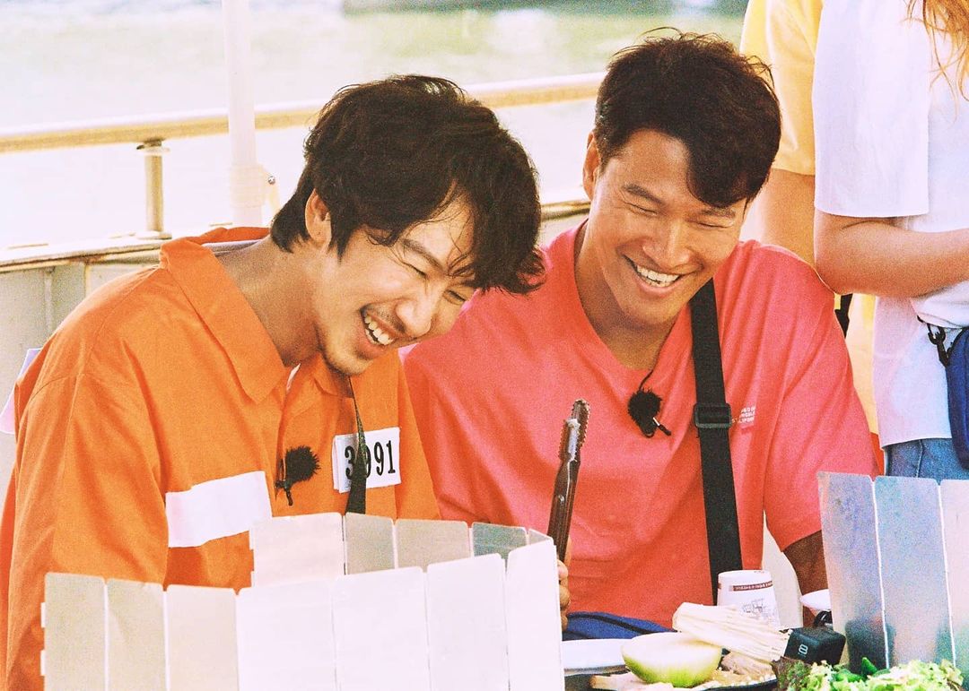 李光洙（左）因《Running Man》與金鍾國結緣，節目中兩人愛打打鬧鬧，私下其實感情超好。（翻攝自《Running Man》Instagram）