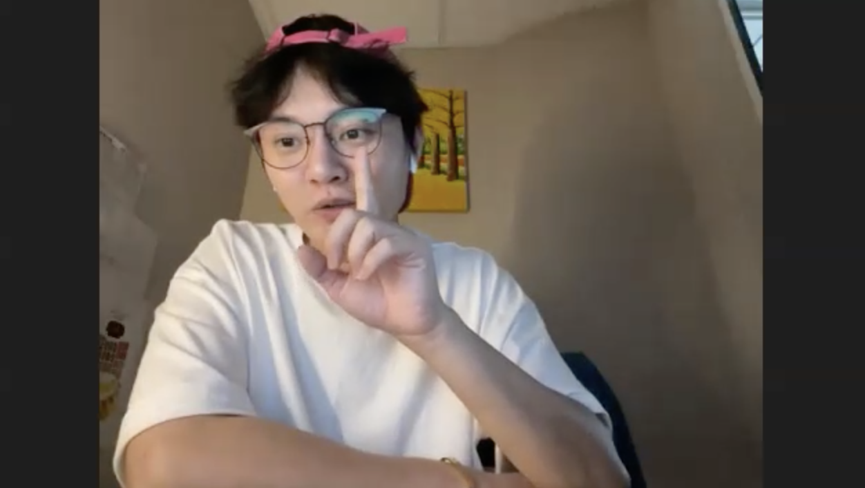 許富凱說自己只是臉肉肉的，其實就算有陣子沒健身，他還是留有淡淡的身體線條。（《Wow靠！有事嗎？》提供）