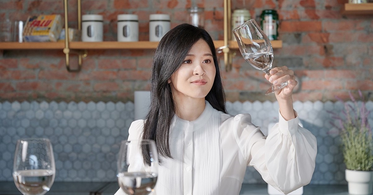 首席品水師吳侑諭,是德國杜門斯學院Doemens Academy亞洲唯二授權講師,也是國際品水師協會大中華區代表,台灣女性首位品水師,導入國際品水專業。