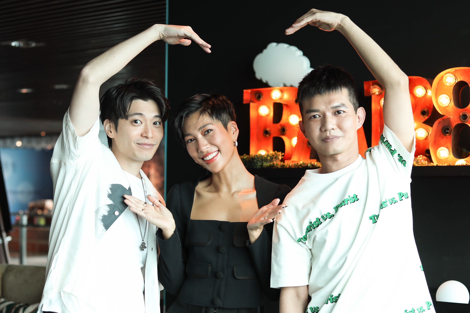 電影《再說一次我願意》演員侯彥西（左起）、莫莉、宥凱首度合體宣傳，面對2位主要在網路發展的「網紅」工作不受疫情影響，侯彥西直呼羨慕。（皮諾丘電影提供）