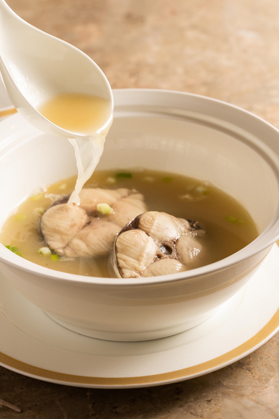 「北海一日鮮土魠湯」湯色似味噌，卻是濃郁的清湯。
