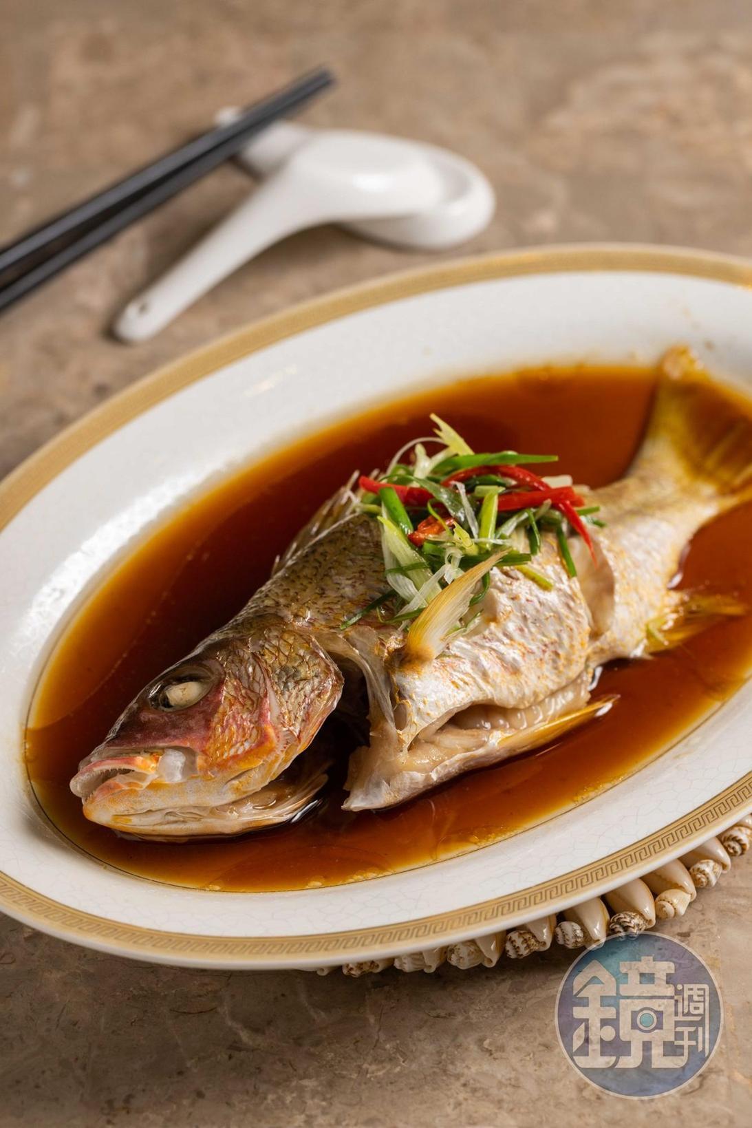 清蒸黃雞母魚,蒸後側鰭翹起,是新鮮證明。