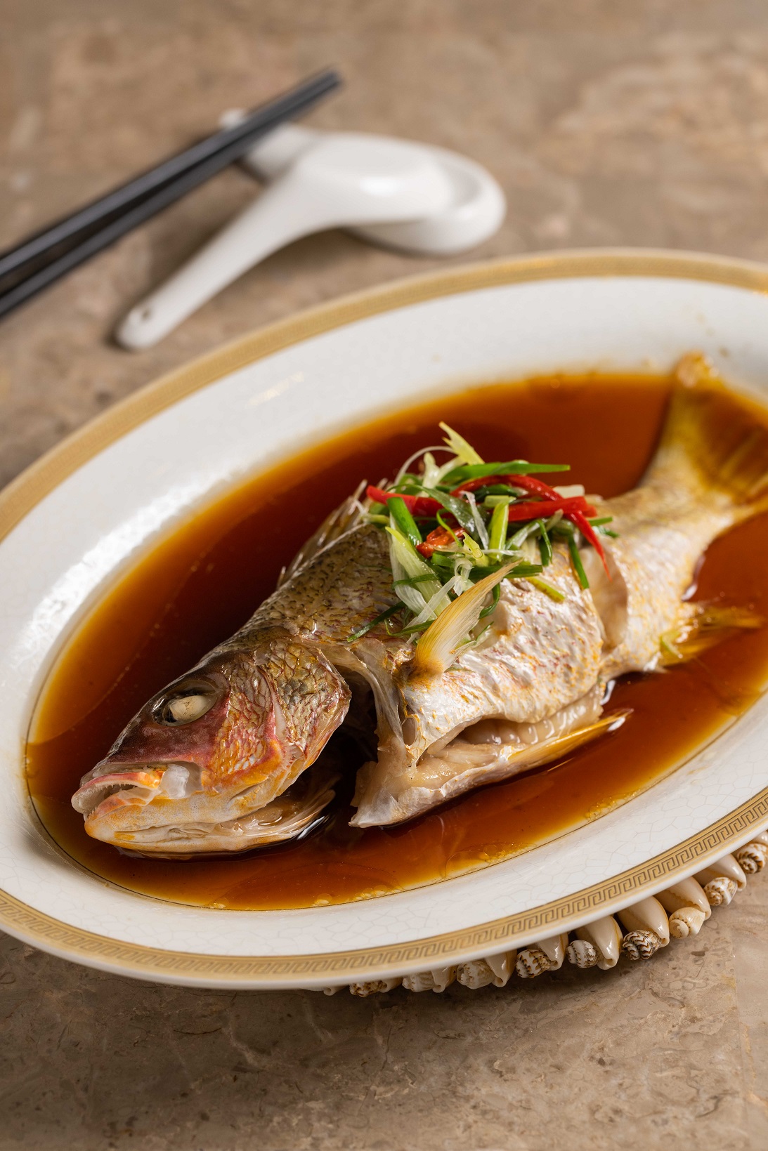清蒸黃雞母魚，蒸後側鰭翹起，是新鮮證明。