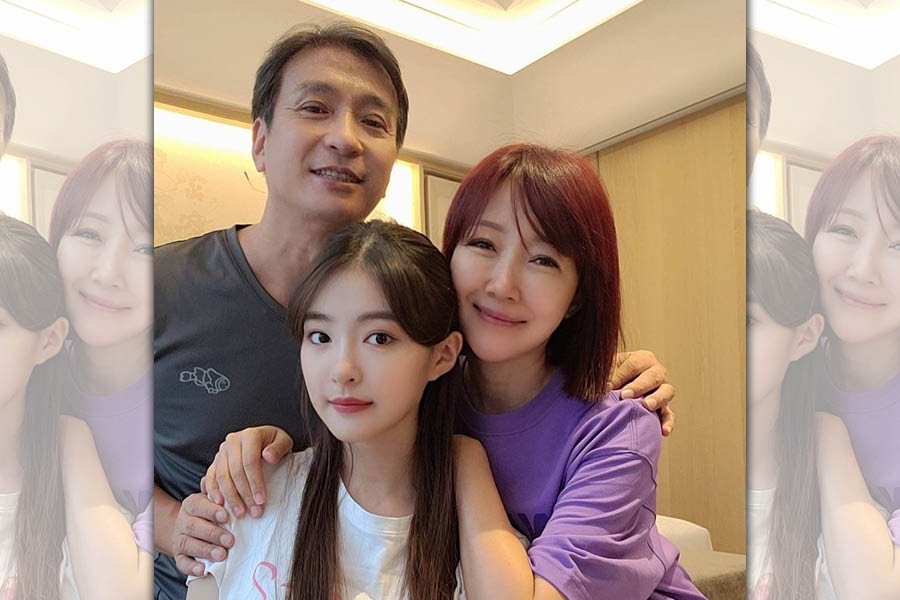 民視提供王中平曬全家福，讓粉絲誇讚高顏質一家人。（民視提供）