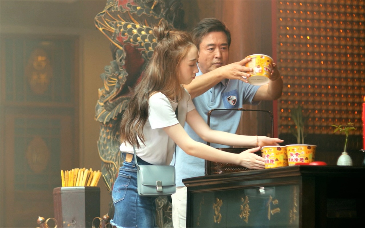 檢場（右）和女兒默契佳，拍攝內容如同私下互動。（艾迪昇傳播提供）