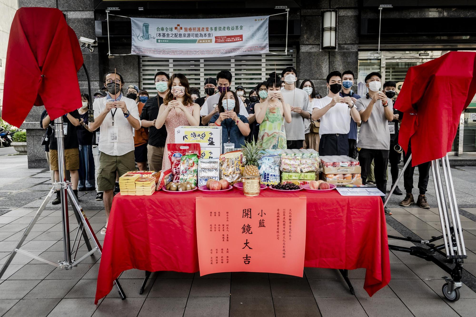 號稱「不只談情說愛，更瘋狂做愛」的情慾電影《小藍》開鏡，演員們要挑戰大量性愛鏡頭，話題十足。（奇葩娛樂提供）