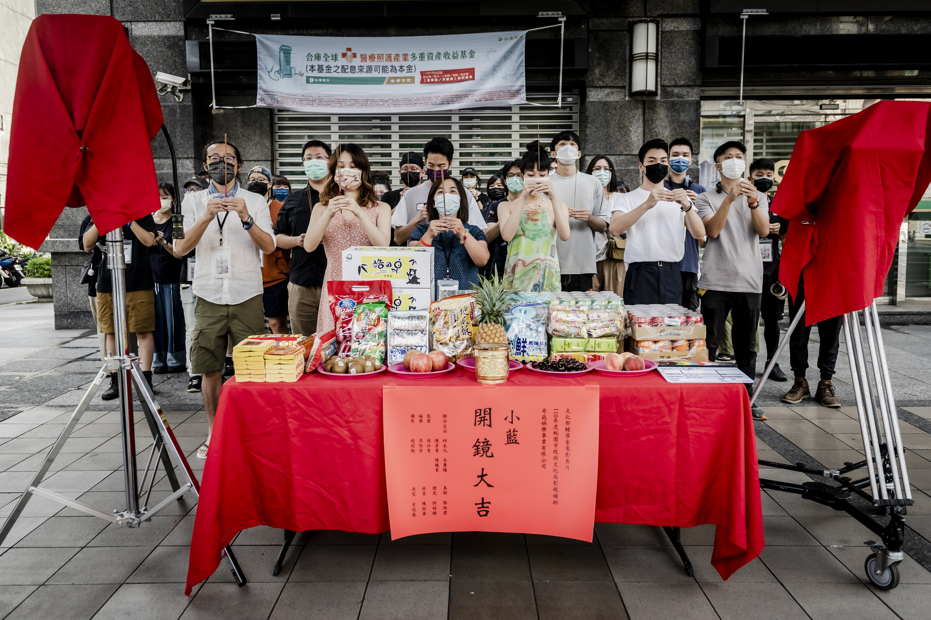 號稱「不只談情說愛，更瘋狂做愛」的情慾電影《小藍》開鏡，演員們要挑戰大量性愛鏡頭，話題十足。（奇葩娛樂提供）