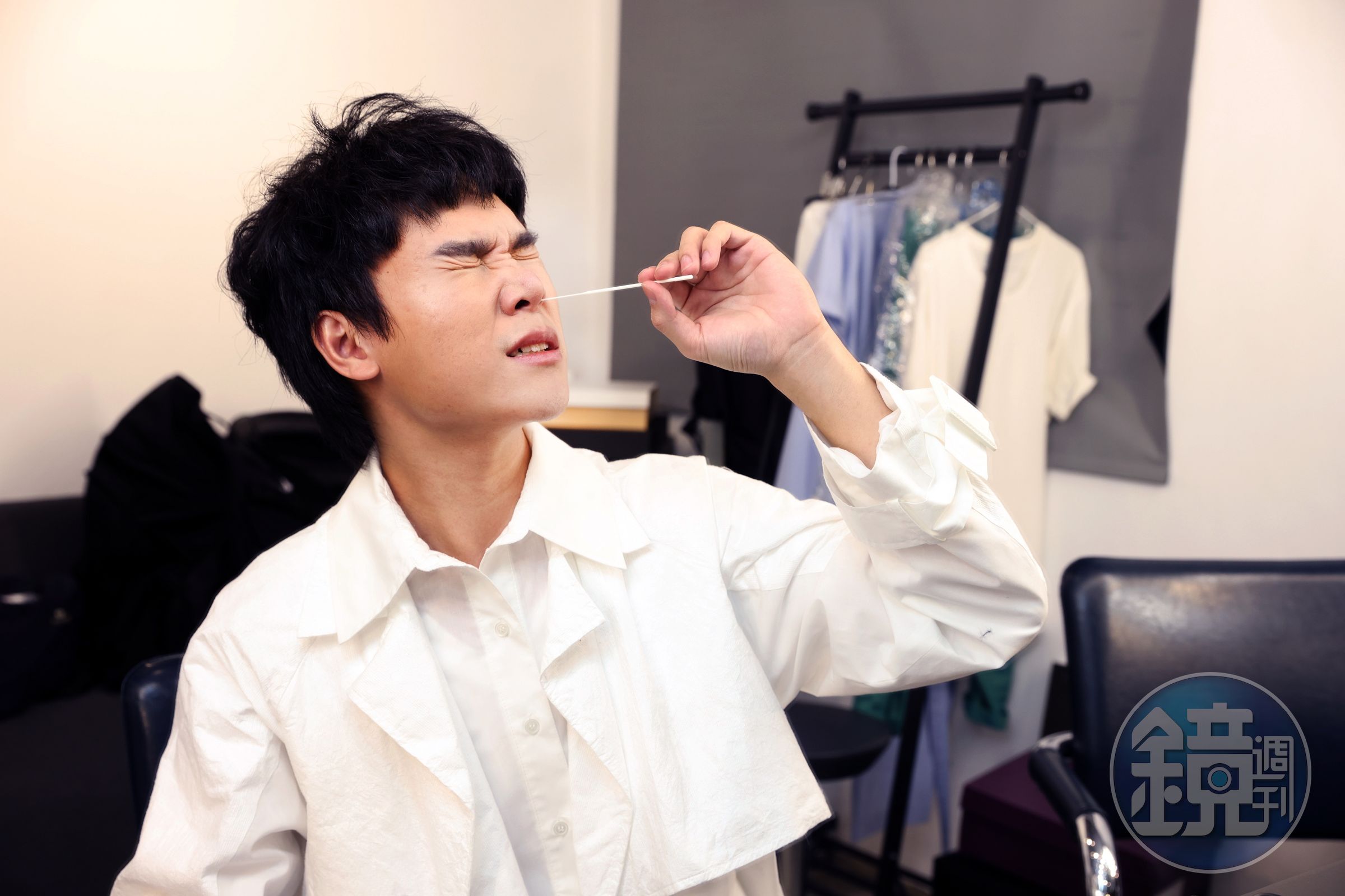 蔡明仁為了保護自己及身旁工作人員的安全，每個禮拜都進行「快篩」自我檢測。（一切好音樂工作室提供）