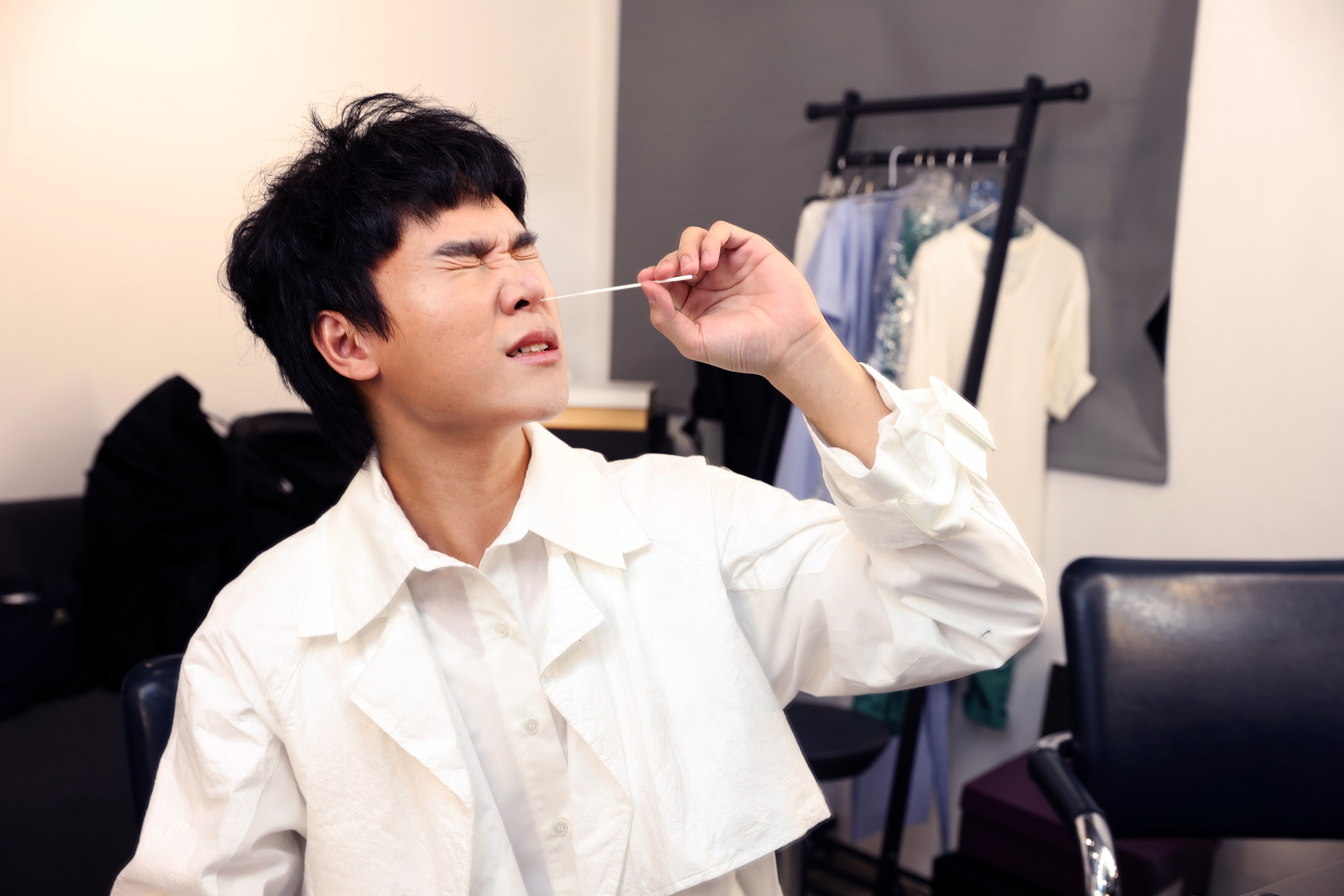 蔡明仁為了保護自己及身旁工作人員的安全，每個禮拜都進行「快篩」自我檢測。（一切好音樂工作室提供）