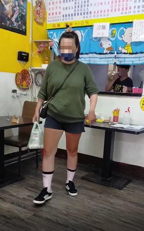 女子在事後仍至附近便利商店叫囂鬧事。（網友提供）
