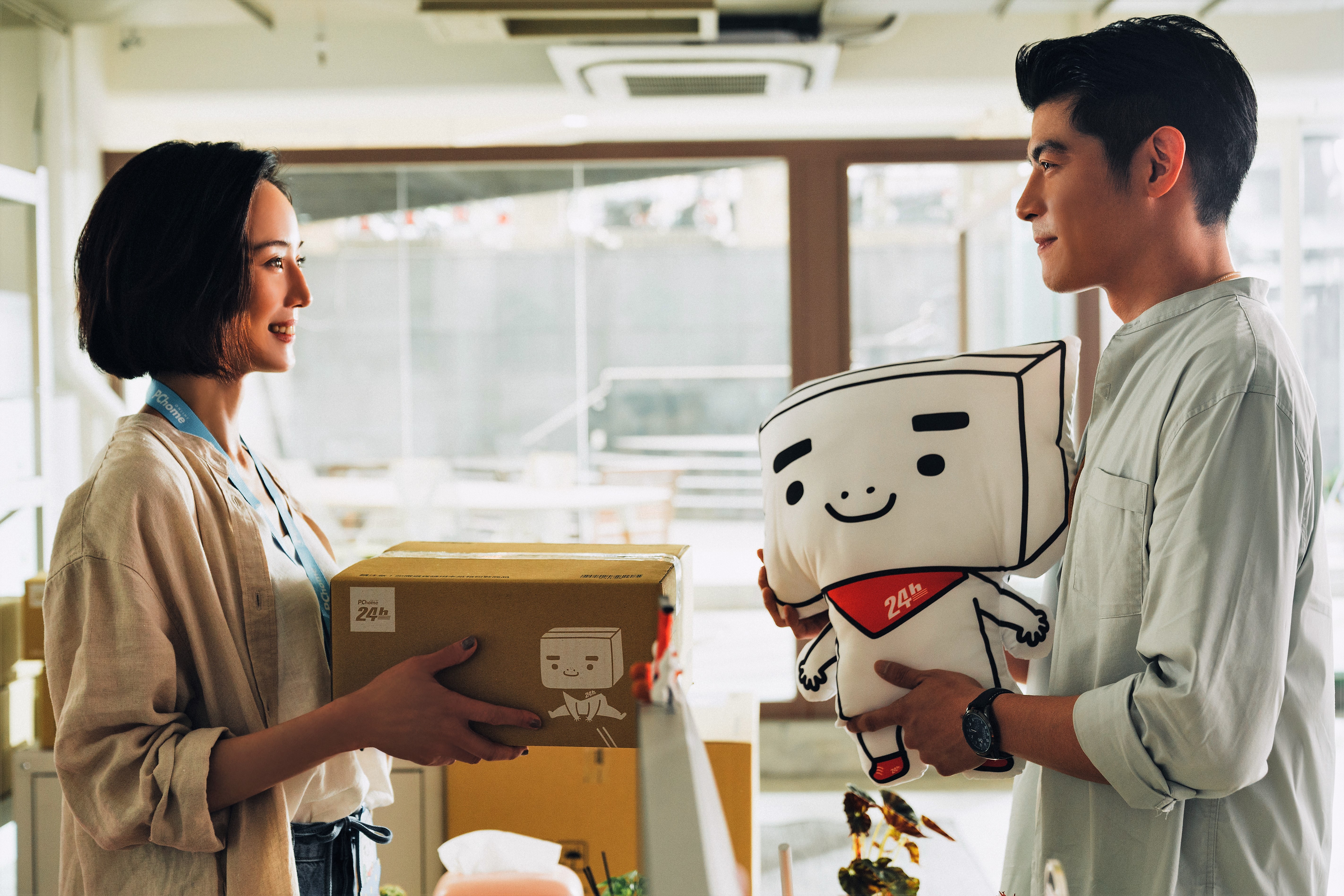 張鈞甯（左）在《清單速配中》再次與王柏傑合作。（ PChome線上購物提供）