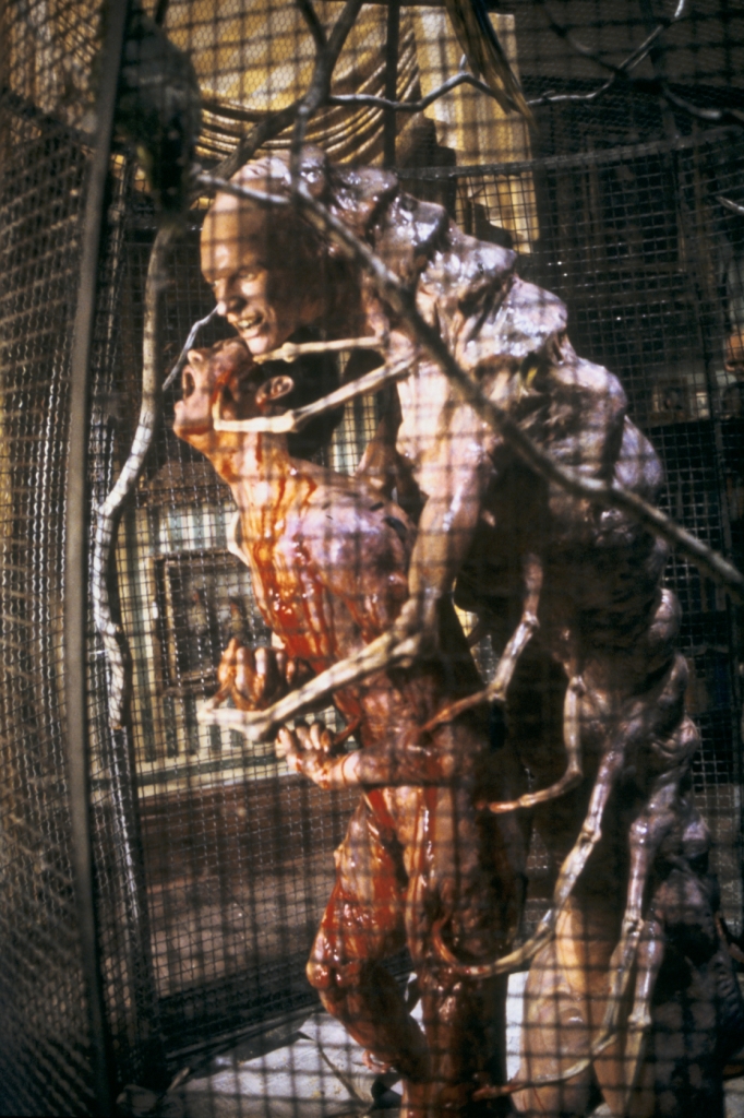 《裸體午餐》中富豪變成異形怪物，與男妓進行虐殺性愛，看得令人坐立難安。（甲上）