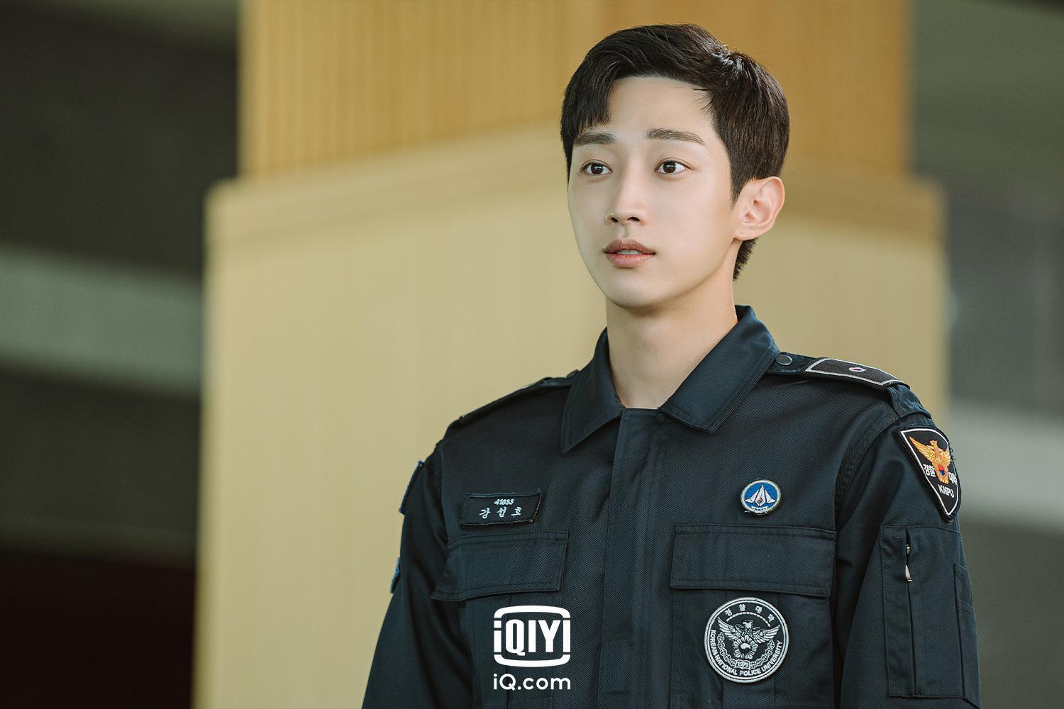 振永退伍後以《警察課程》復出,飾演天才駭客。(愛奇藝國際站提供)