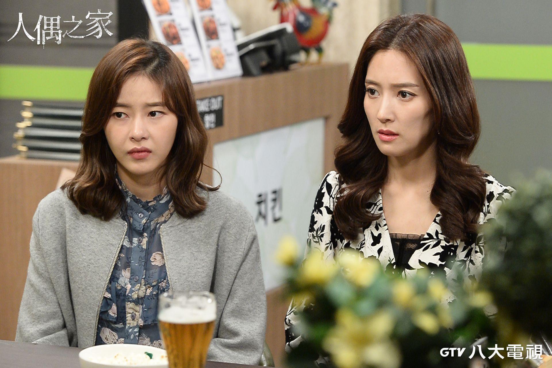 朴荷娜（左）與王嬪娜在《人偶之家》是被調換身份的關係。（八大戲劇台提供）
