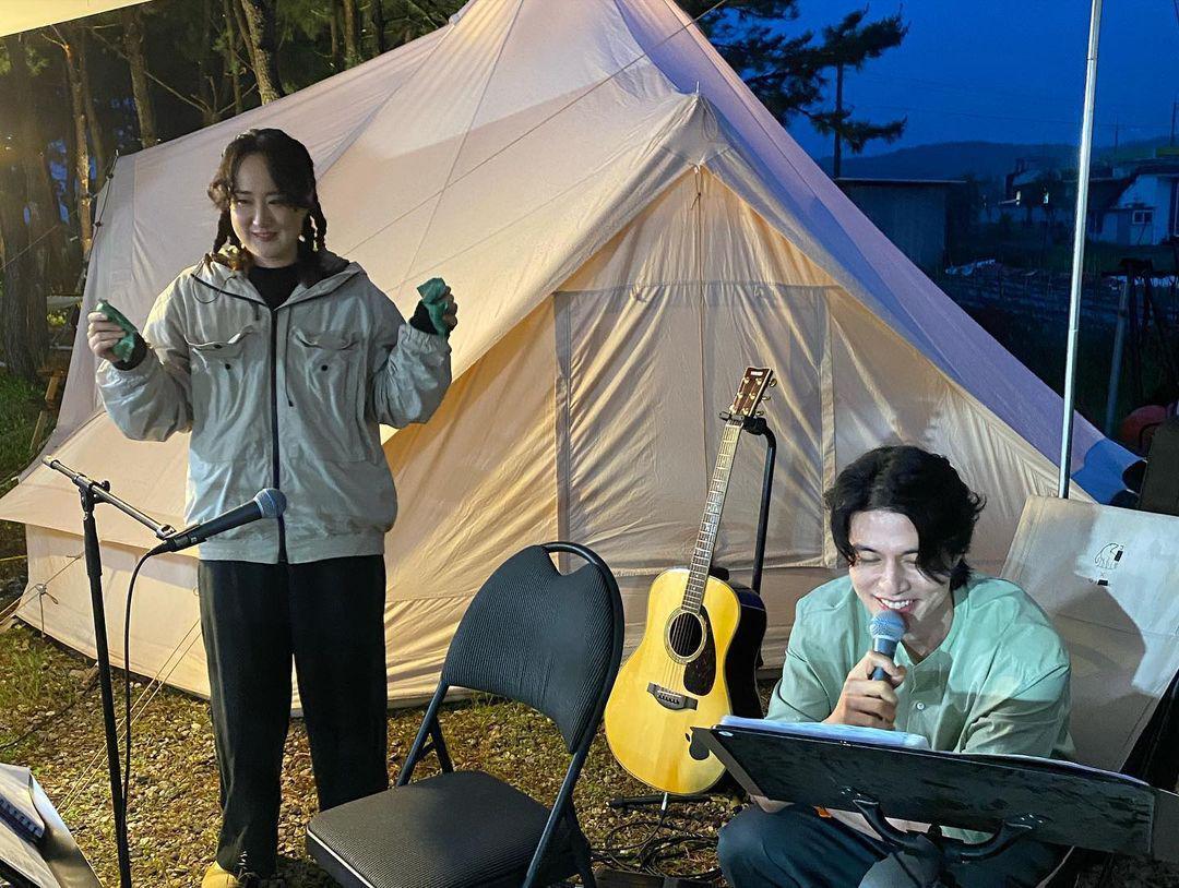 尹鍾信在Instagram上傳鮮于貞娥（左）和李棟旭合照。（bilibili提供）