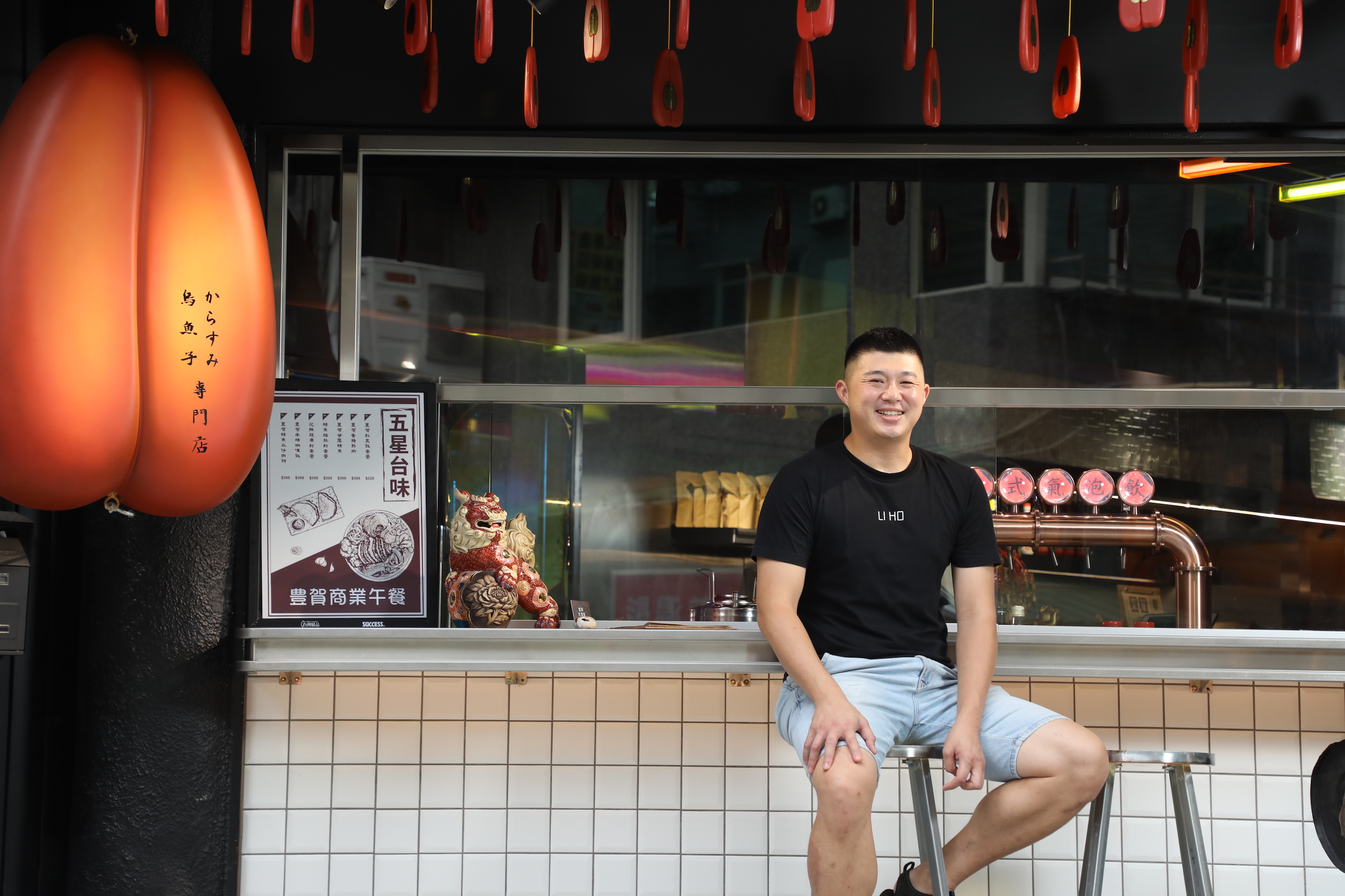 從主打野生海鮮的「宅涮涮鍋」，到創意台菜「豊賀大酒家」，負責人林敬堯以其專業在餐飲圈累積好口碑。