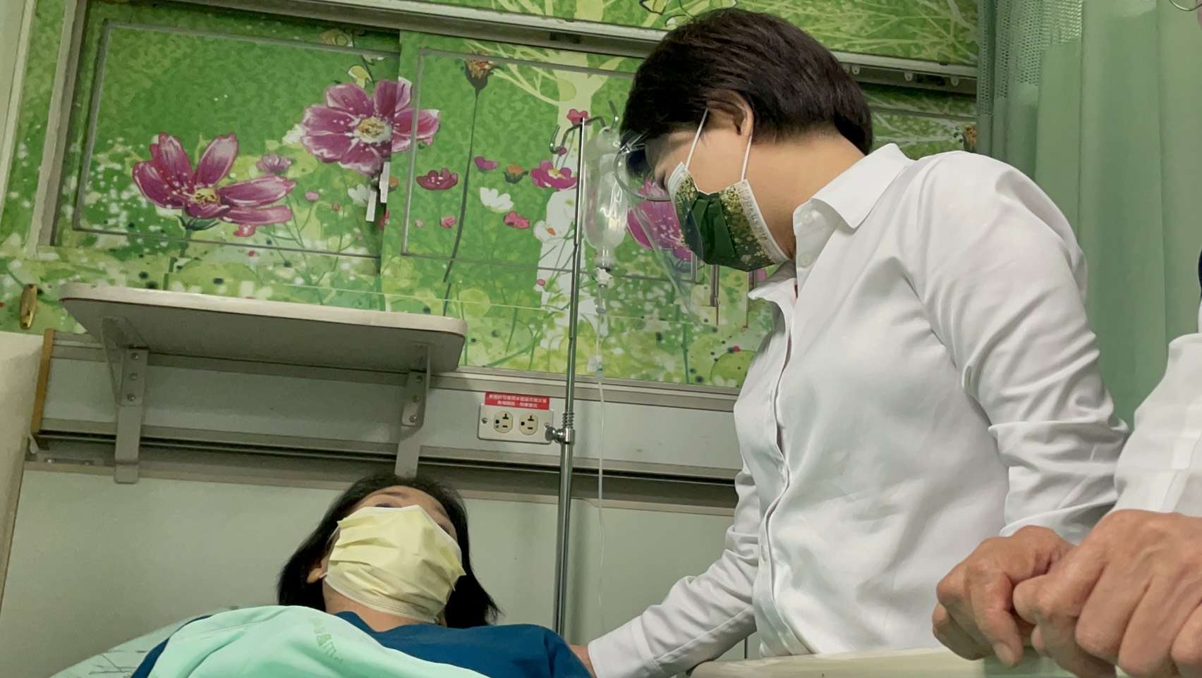 盧秀燕探視掉入天坑的婦人，一再鞠躬道歉，保證會賠償、檢討究責。（市府提供）