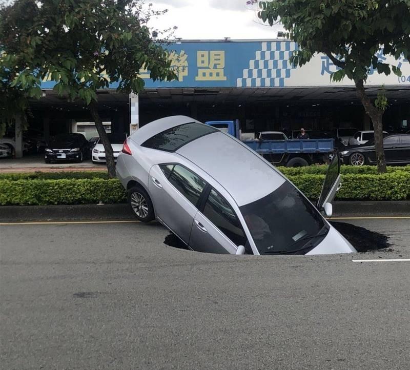連日豪雨出現天坑,一名林姓婦人連人帶車栽進坑裡。(市府提供)