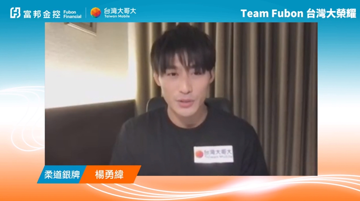 楊勇緯直播開金口獻唱李榮浩歌曲〈不遺憾〉，讓楊太太們直呼「耳朵直接懷孕」。（翻攝自台灣大哥大 Open Possible臉書直播）