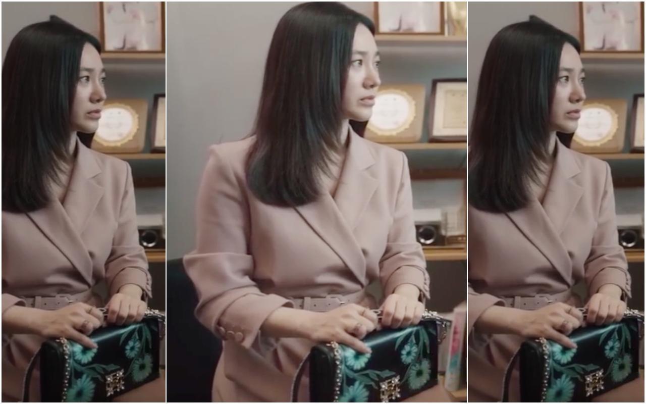 朴柱美去分居丈夫醫院診間給對方提出警告時,Miss Vivier Blossom包款就放在大腿上。(翻攝自網路)