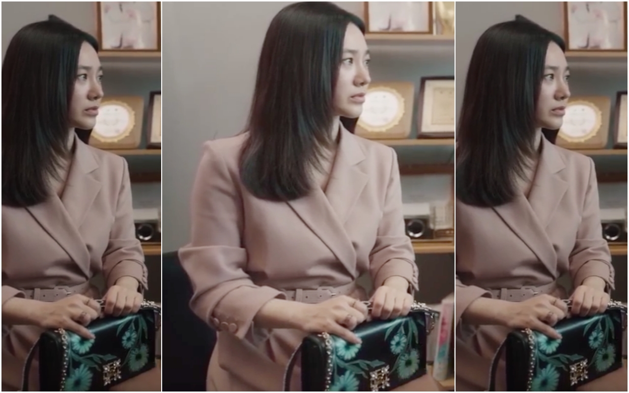 朴柱美去分居丈夫醫院診間給對方提出警告時，Miss Vivier Blossom包款就放在大腿上。（翻攝自網路）