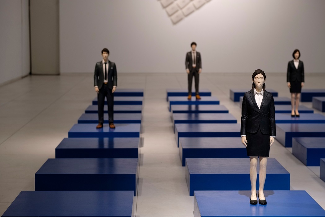 「2021台灣國際木雕裝置藝術大展」邀展作品：耿傑生《合群系列III》。（三義木雕博物館提供）