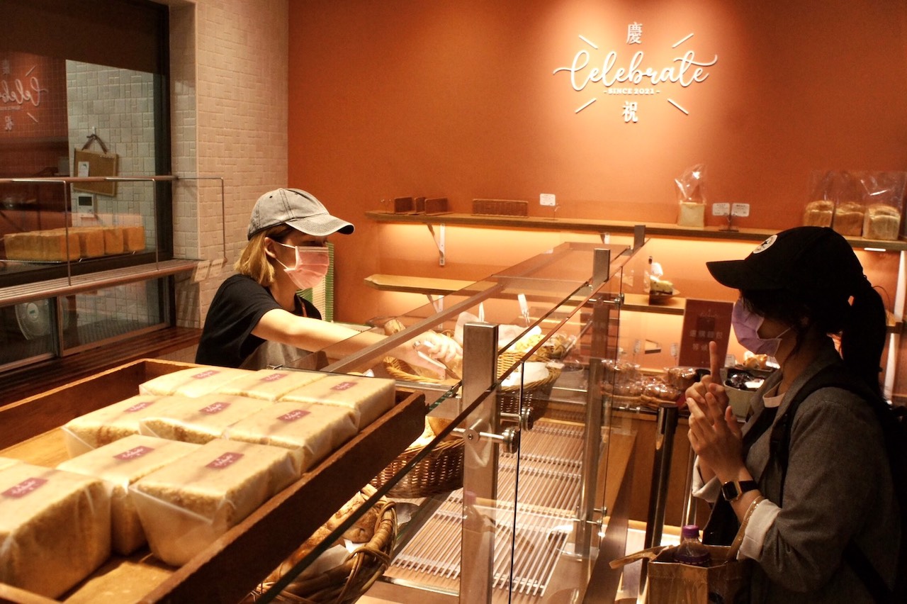 迎接後疫情時代，「慶祝•celebrate baking」全新裝潢轉型成為玻璃櫃式服務，確保食品衛生。