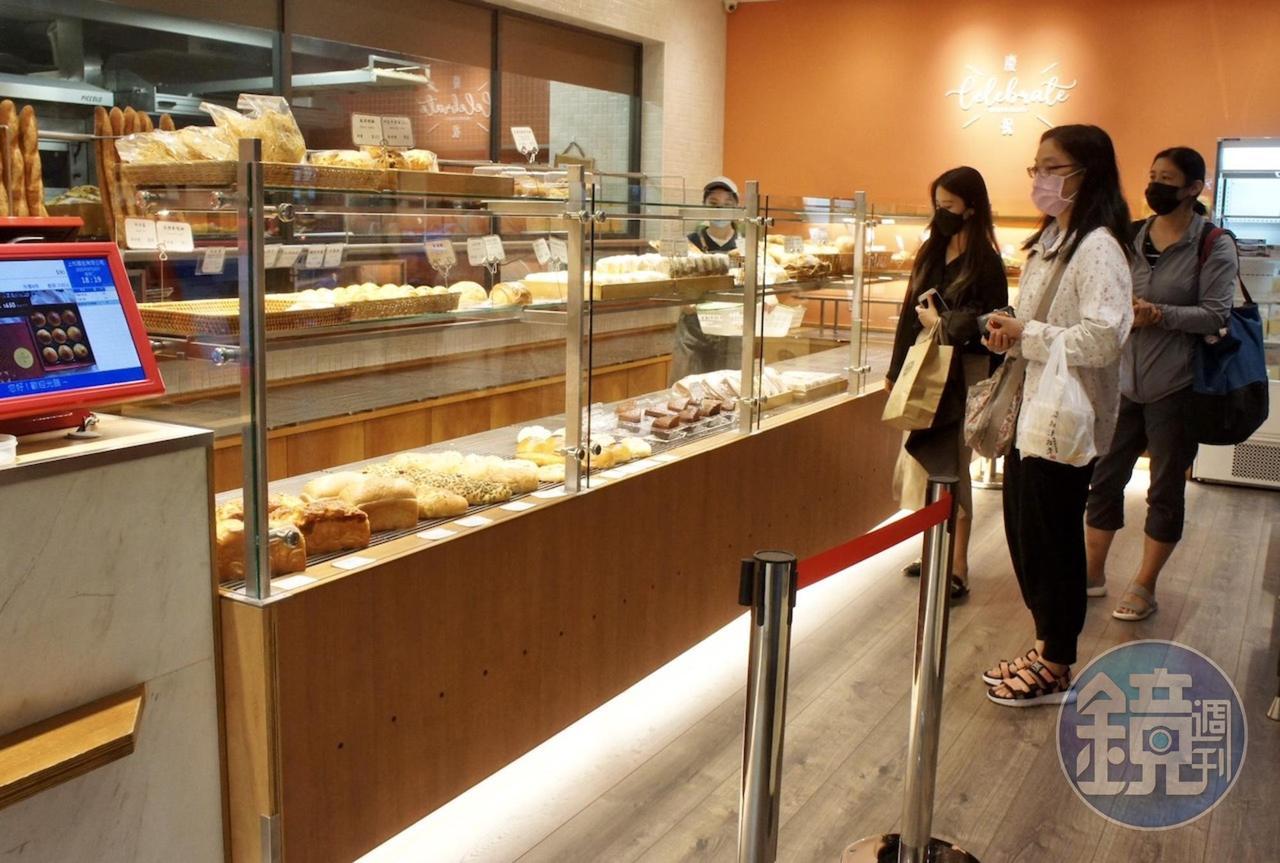 因應疫情，「慶祝•celebrate baking」把原本開放式的麵包區改裝為玻璃櫃陳列，確保「人與麵包的連結」清潔衛生。