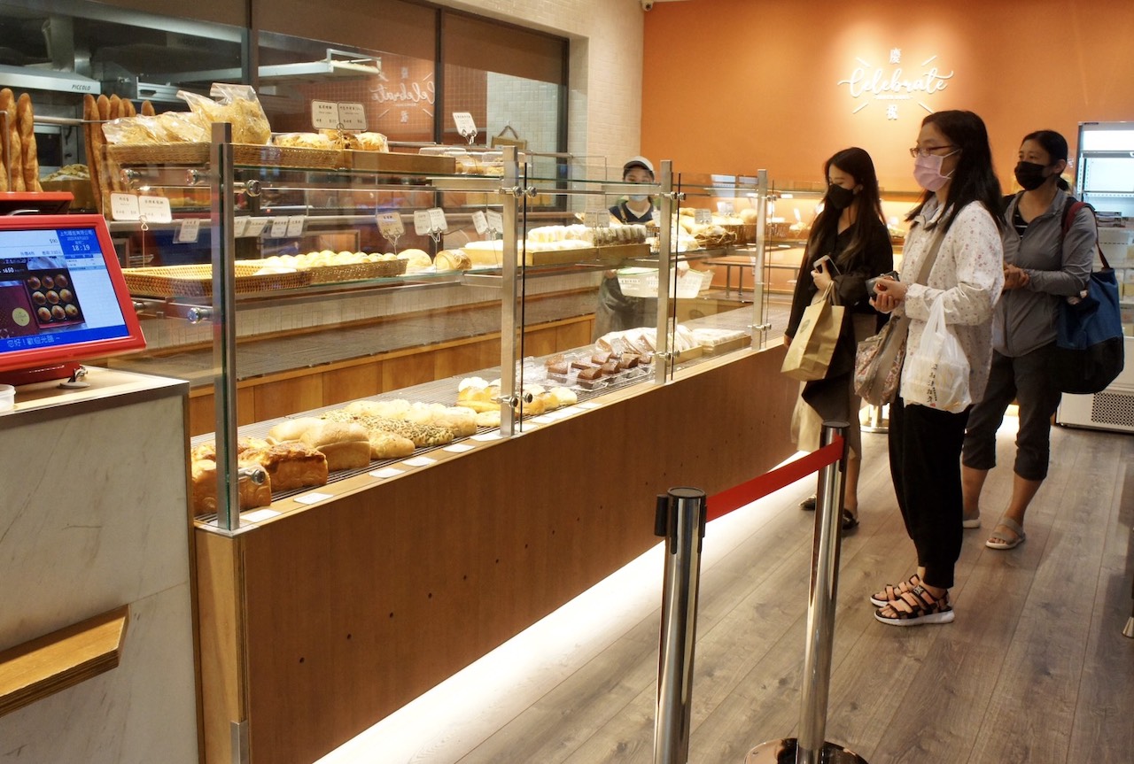 因應疫情,「慶祝•celebrate baking」把原本開放式的麵包區改裝為玻璃櫃陳列,確保「人與麵包的連結」清潔衛生。