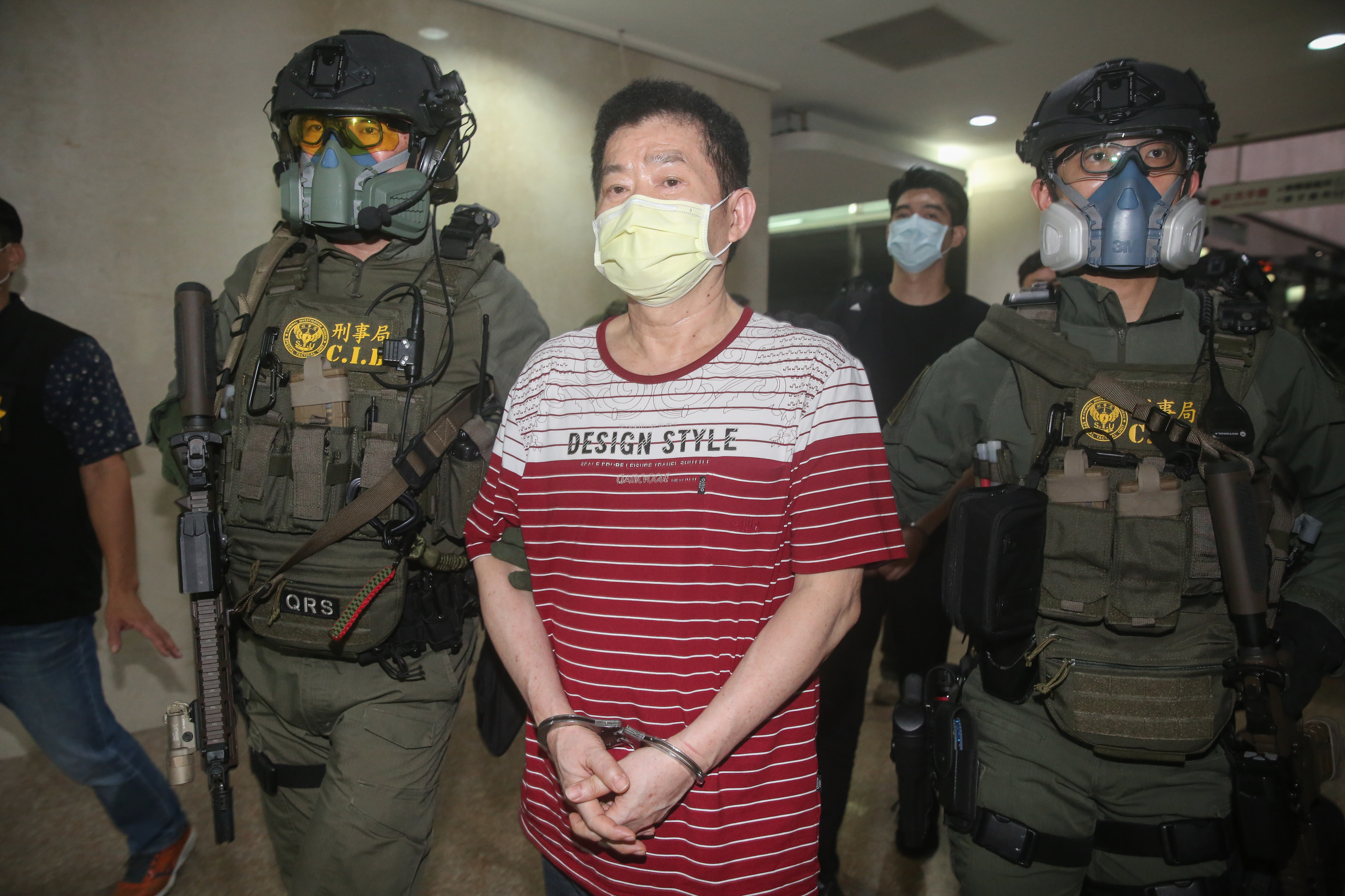 號稱台灣黑道教父級人物的天道盟美鷹會精神領袖王鑫（紅條紋者），自美回台30餘年，是道上人見人怕的「鬼見愁」。