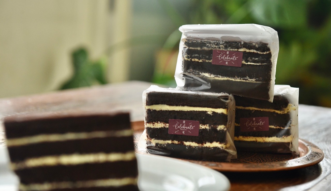 「慶祝•celebrate baking」是麵包店,但糕餅甜點做得也極好。例如,「巧克力蛋糕」輕盈蓬軟,塊狀分裝,方便隨時享用。