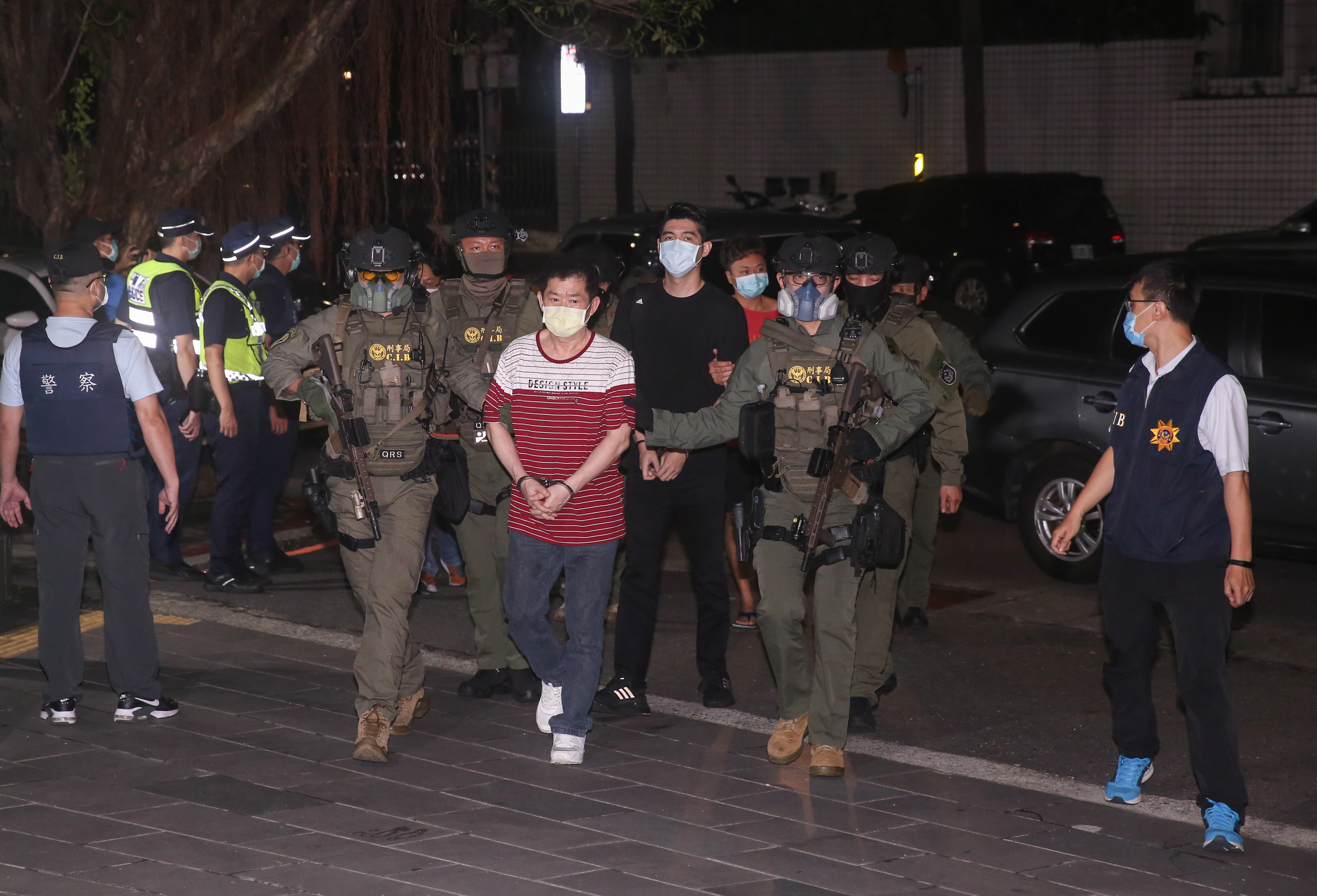 王鑫（紅條紋者）返台後，打著「美鷹會」名號，竟成為媒體業界不可碰觸的禁語。