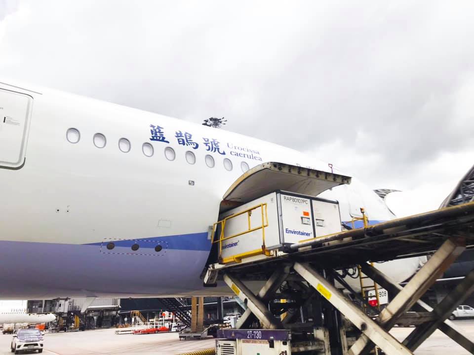 今日又有台灣自購之52萬劑疫苗到貨，下午將從曼谷運送來台；圖為7月27日抵台之AZ疫苗。（翻攝自蘇貞昌臉書）