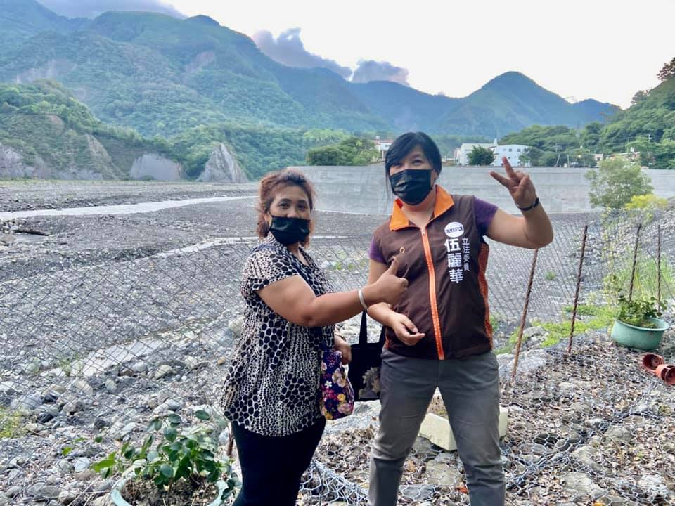 桃源區國民黨籍區民代表謝宜真（左）昨日前往勘災，在回程時不慎遭土石流沖走，原民立委伍麗華（右）發文祈求盡快找到謝宜真下落。（翻攝自伍麗華臉書）