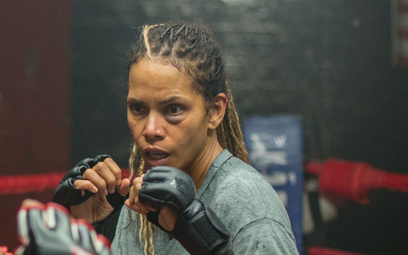 荷莉貝瑞以54歲的年紀、自導自演，扮演綜合格鬥選手，完全出人意料。（Netflix提供）