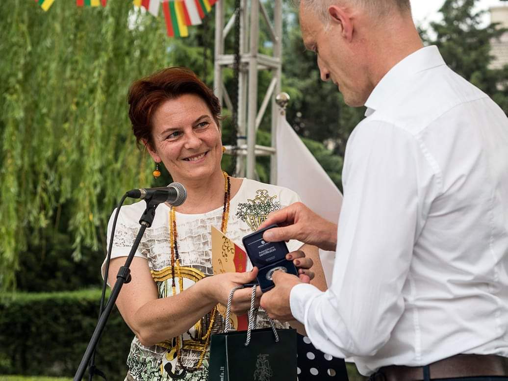 立陶宛駐中國大使米凱維切涅（左）日前才剛抵達中國進行隔離，隨後就被中方要求隔離完馬上返國。（翻攝自Diana Mickeviciene twitter）